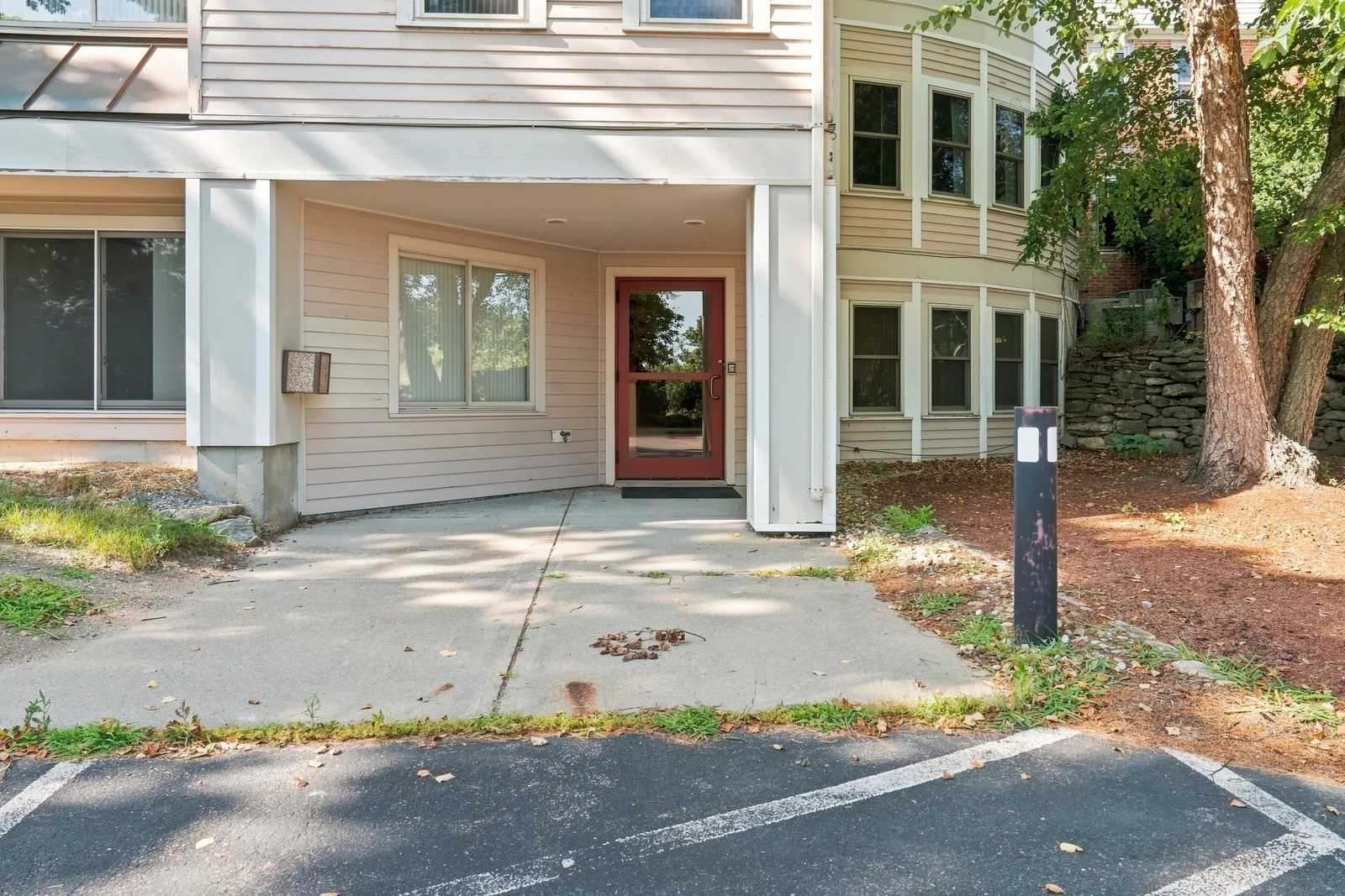 Patient entrance to the Boon clinic